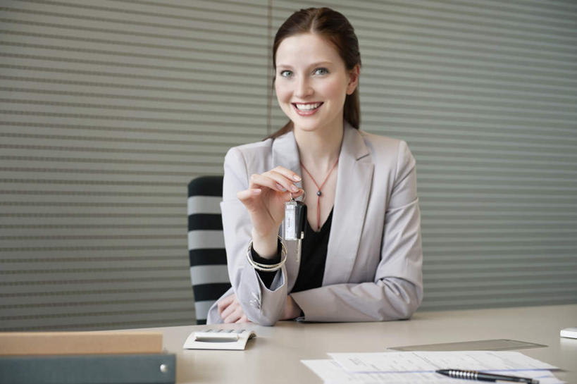 西方人,一个人,商务人士,商务女性,坐,笑,微笑,露齿笑,横图,室内,白天,正面,计算器,电脑,笔记本电脑,键盘,窗户,桌面,桌子,椅子,欧洲,欧洲人,仅一个年轻女性,仅一个女性,仅一个人,握,套装,计算,科学,网络,木制,笔,材料,档案,文件,百叶窗,办公用品,钢笔,拿,拿着,注视,输入设备,通讯设备,文具,会议椅,木制品,学习用品,资料,观察,看,握着,理财,财务,观看,办公椅,文具用品,察看,无线,关注,数学,文档,通信设备,商务装,无线网络,无线上网,便携式电脑,工薪阶层,商务椅,培训椅,手提电脑,年轻女性,女人,女性,白种人,白领,上班族,坐着,半身,彩图