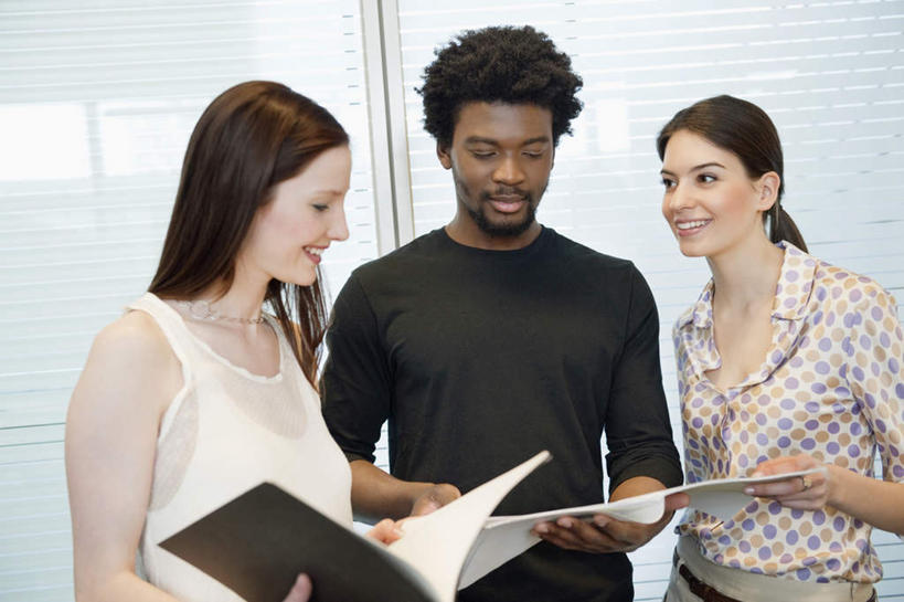 西方人,胡须,三个人,伙伴,朋友,商务人士,商务男性,商务女性,站,笑,微笑,露齿笑,横图,室内,白天,正面,衬衫,友谊,合作,团队,窗户,欧洲,非洲,黑人,欧洲人,握,套装,材料,档案,文件,纸,拿,拿着,注视,玻璃窗,手稿,资料,低头,观察,看,站着,战略,握着,观看,证明,察看,关注,文档,商务装,工薪阶层,联合,合谋,配合,协作,男人,男性,年轻男性,年轻女性,女人,女性,白种人,非洲人,山羊胡,胡子,白领,上班族,站立,半身,彩图,衬衣