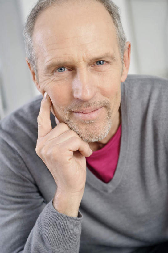 西方人,脸,头,脸颊,手,一个人,伙伴,朋友,商务人士,商务男性,商务女性,坐,笑,微笑,竖图,室内,特写,白天,正面,衬衫,友谊,合作,团队,欧洲,欧洲人,仅一个男性,仅一个人,撑,套装,朦胧,模糊,托腮,注视,肩膀,观察,看,托,仅一个老年男性,手部,战略,观看,单手,察看,关注,托下巴,商务装,工薪阶层,联合,合谋,配合,协作,老年男性,男人,男性,白种人,头部,脸部,脸蛋,面部,白领,上班族,坐着,半身,彩图,衬衣