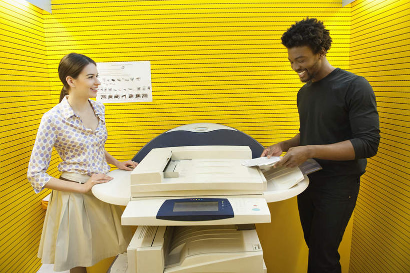 西方人,两个人,伙伴,朋友,商务人士,商务男性,商务女性,站,笑,微笑,露齿笑,横图,室内,白天,侧面,衬衫,友谊,合作,团队,欧洲,非洲,黑人,欧洲人,握,套装,材料,档案,文件,纸,墙,办公用品,拿,拿着,注视,墙壁,墙面,黄色,扫描仪,手稿,资料,低头,观察,看,站着,战略,握着,观看,扫描,办公设备,证明,察看,关注,文档,商务装,工薪阶层,输出设备,联合,合谋,配合,协作,男人,男性,年轻男性,年轻女性,女人,女性,白种人,非洲人,白领,上班族,站立,半身,彩图,衬衣