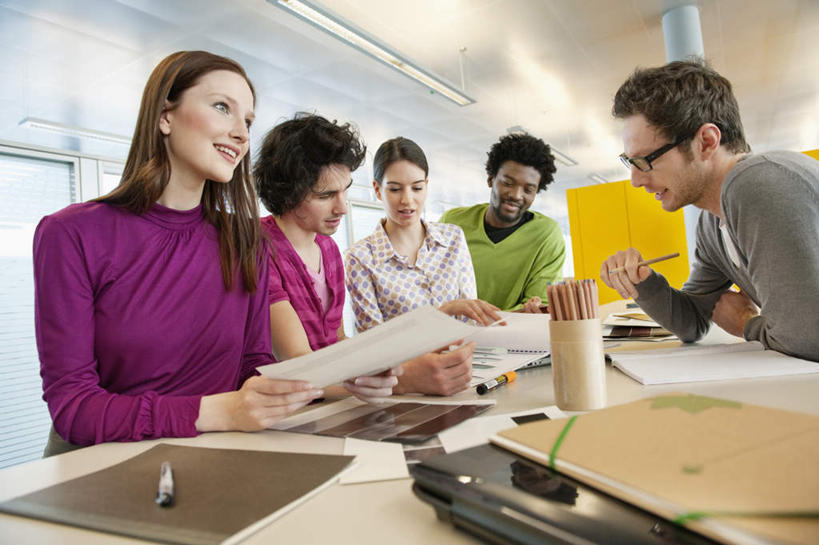 西方人,伙伴,朋友,商务人士,商务男性,商务女性,站,笑,微笑,露齿笑,横图,室内,白天,仰视,衬衫,友谊,合作,团队,窗户,落地窗,桌子,照明,欧洲,非洲,黑人,欧洲人,五个人,握,套装,笔,材料,档案,文件,眼镜,纸,办公桌,灯光,办公用品,许多人,拿,拿着,注视,顶灯,玻璃窗,灯,文具,手稿,学习用品,资料,灯具,观察,看,站着,一群人,战略,握着,观看,文具用品,证明,照亮,察看,照明设备,关注,文档,商务装,近视眼镜,工薪阶层,联合,合谋,配合,协作,男人,男性,年轻男性,年轻女性,女人,女性,白种人,非洲人,白领,上班族,站立,半身,彩图,低角度拍摄,衬衣