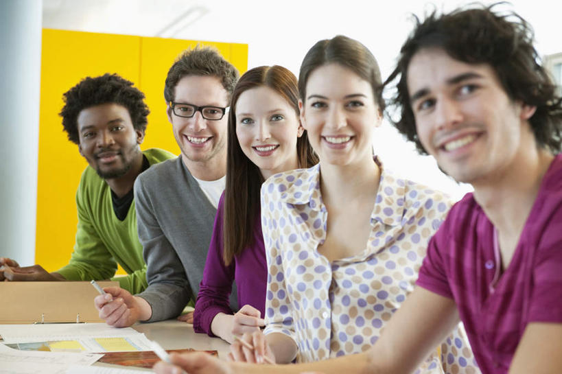 西方人,伙伴,朋友,商务人士,商务男性,商务女性,站,笑,微笑,露齿笑,横图,室内,白天,正面,衬衫,友谊,合作,团队,餐桌,桌子,欧洲,非洲,黑人,欧洲人,五个人,一排,握,套装,整齐,笔,图纸,墙,办公用品,设计图,许多人,拿,拿着,扭头,注视,墙壁,墙面,文具,排列,黄色,学习用品,观察,看,站着,转头,一群人,战略,握着,餐台,观看,文具用品,察看,队列,关注,商务装,工程图,草图,蓝图,工薪阶层,联合,合谋,配合,协作,男人,男性,年轻男性,年轻女性,女人,女性,白种人,非洲人,白领,上班族,设计,站立,半身,彩图,衬衣