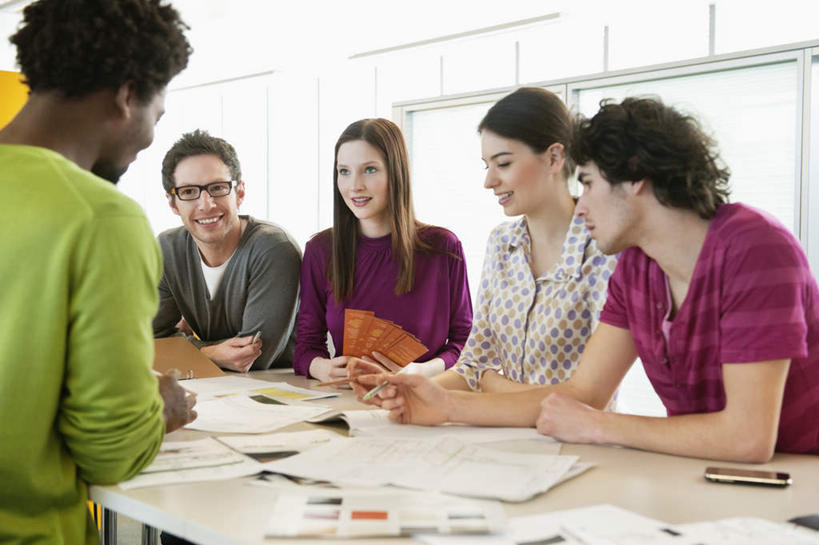 西方人,背部,伙伴,朋友,商务人士,商务男性,商务女性,站,笑,说,打电话,微笑,露齿笑,横图,室内,白天,正面,衬衫,讨论,友谊,合作,团队,桌子,电话,手机,欧洲,非洲,黑人,欧洲人,五个人,握,套装,笔,图纸,眼镜,办公桌,墙,办公用品,设计图,许多人,拿,拿着,注视,通讯设备,墙壁,墙面,文具,黄色,学习用品,低头,观察,看,站着,一群人,战略,握着,观看,文具用品,察看,关注,商务装,工程图,草图,近视眼镜,蓝图,工薪阶层,联合,合谋,交流,配合,协作,男人,男性,年轻男性,年轻女性,女人,女性,白种人,非洲人,白领,上班族,设计,沟通,讲话,交谈,商讨,说话,谈话,通话,站立,半身,彩图,衬衣