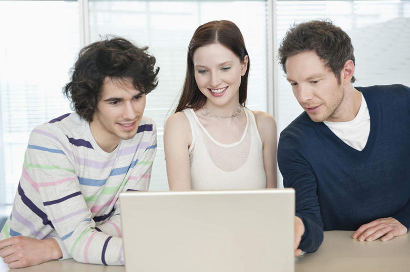 西方人,三个人,伙伴,朋友,商务人士,商务男性,商务女性,站,笑,微笑,露齿笑,横图,室内,白天,正面,衬衫,友谊,合作,团队,电脑,笔记本电脑,窗户,落地窗,桌子,欧洲,欧洲人,一排,套装,整齐,网络,办公桌,注视,通讯设备,玻璃窗,排列,观察,看,站着,战略,观看,一台,察看,无线,队列,关注,通信设备,商务装,无线网络,无线上网,便携式电脑,工薪阶层,联合,合谋,配合,协作,手提电脑,男人,男性,年轻男性,年轻女性,女人,女性,白种人,白领,上班族,站立,半身,彩图,衬衣