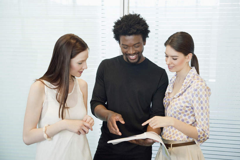 西方人,三个人,站,捧,笑,微笑,露齿笑,横图,室内,白天,正面,窗户,欧洲,非洲,黑人,欧洲人,指,服装,材料,档案,文件,纸,注视,休闲装,方向,腰带,玻璃窗,衣服,手稿,资料,观察,看,手势,站着,休闲,休闲服,服饰,观看,皮带,证明,察看,指向,食指,关注,文档,配饰,裤带,男人,男性,年轻男性,年轻女性,女人,女性,非洲人,端,端着,捧着,手捧,站立,半身,彩图