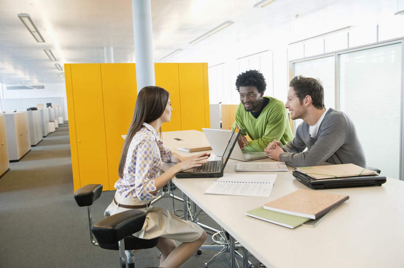 西方人,三个人,伙伴,朋友,商务人士,商务男性,商务女性,坐,笑,微笑,露齿笑,横图,室内,白天,侧面,衬衫,友谊,合作,团队,电脑,笔记本电脑,桌子,椅子,照明,欧洲,非洲,黑人,欧洲人,敲打,套装,网络,材料,档案,文件,纸,办公桌,墙,灯光,注视,输入,通讯设备,顶灯,墙壁,墙面,灯,黄色,会议椅,手稿,资料,灯具,打字,观察,看,战略,观看,点击,敲击,办公椅,证明,照亮,察看,无线,照明设备,关注,文档,通信设备,商务装,无线网络,无线上网,便携式电脑,工薪阶层,联合,合谋,商务椅,培训椅,配合,协作,按键,手提电脑,男人,男性,年轻男性,年轻女性,女人,女性,白种人,非洲人,白领,上班族,坐着,半身,彩图,衬衣