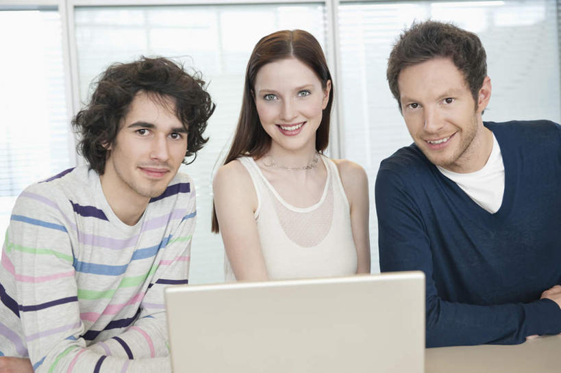 西方人,三个人,伙伴,朋友,商务人士,商务男性,商务女性,站,笑,微笑,露齿笑,横图,室内,白天,正面,衬衫,友谊,合作,团队,电脑,笔记本电脑,窗户,落地窗,桌子,欧洲,欧洲人,一排,套装,整齐,网络,办公桌,注视,通讯设备,玻璃窗,排列,观察,看,站着,战略,观看,一台,察看,无线,队列,关注,通信设备,商务装,无线网络,无线上网,便携式电脑,工薪阶层,联合,合谋,配合,协作,手提电脑,男人,男性,年轻男性,年轻女性,女人,女性,白种人,白领,上班族,站立,半身,彩图,衬衣