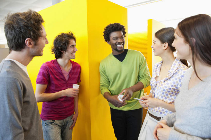 西方人,伙伴,朋友,商务人士,商务男性,商务女性,站,笑,微笑,露齿笑,横图,室内,白天,正面,衬衫,友谊,合作,团队,杯子,欧洲,非洲,黑人,欧洲人,五个人,握,套装,墙,许多人,拿,拿着,注视,墙壁,墙面,黄色,纸制品,观察,看,靠,靠着,站着,一群人,战略,握着,观看,纸杯,察看,关注,一次性杯子,商务装,工薪阶层,联合,合谋,配合,协作,男人,男性,年轻男性,年轻女性,女人,女性,白种人,非洲人,白领,上班族,站立,半身,彩图,衬衣