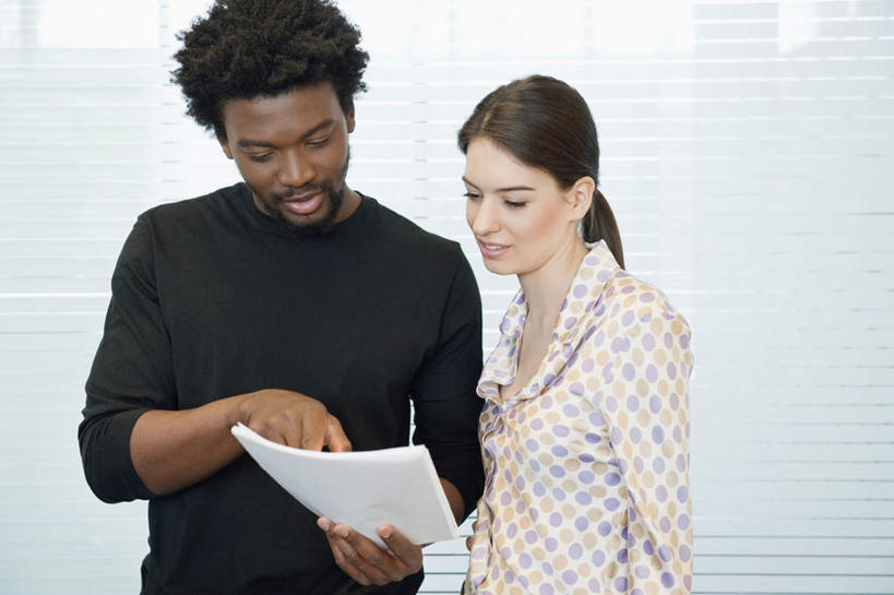 西方人,两个人,伙伴,朋友,商务人士,商务男性,商务女性,站,笑,微笑,横图,室内,白天,正面,衬衫,友谊,合作,团队,窗户,欧洲,非洲,黑人,欧洲人,握,套装,材料,档案,文件,纸,百叶窗,拿,拿着,注视,手稿,资料,低头,观察,看,站着,战略,握着,观看,证明,察看,关注,文档,商务装,工薪阶层,联合,合谋,配合,协作,男人,男性,年轻男性,年轻女性,女人,女性,白种人,非洲人,白领,上班族,站立,半身,彩图,衬衣