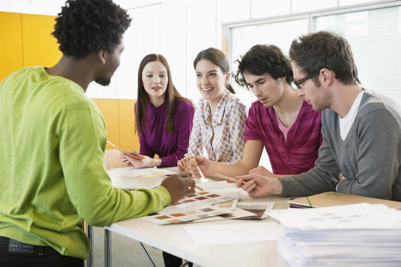 西方人,背部,伙伴,朋友,商务人士,商务男性,商务女性,站,笑,说,打电话,微笑,露齿笑,横图,室内,白天,正面,衬衫,讨论,友谊,合作,团队,桌子,电话,手机,欧洲,非洲,黑人,欧洲人,五个人,握,套装,笔,图纸,眼镜,办公桌,墙,办公用品,设计图,许多人,拿,拿着,注视,通讯设备,墙壁,墙面,文具,黄色,学习用品,低头,观察,看,站着,一群人,战略,握着,观看,文具用品,察看,关注,商务装,工程图,草图,近视眼镜,蓝图,工薪阶层,联合,合谋,交流,配合,协作,男人,男性,年轻男性,年轻女性,女人,女性,白种人,非洲人,白领,上班族,设计,沟通,讲话,交谈,商讨,说话,谈话,通话,站立,半身,彩图,衬衣