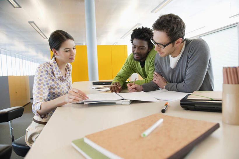 西方人,三个人,伙伴,朋友,商务人士,商务男性,商务女性,坐,横图,室内,白天,正面,衬衫,友谊,合作,团队,桌子,照明,欧洲,非洲,黑人,欧洲人,握,套装,笔,材料,档案,文件,眼镜,纸,办公桌,墙,灯光,办公用品,记事本,拿,拿着,注视,顶灯,墙壁,墙面,灯,文具,白色,本子,笔记本,手稿,学习用品,资料,灯具,低头,观察,看,战略,握着,观看,文具用品,证明,照亮,察看,书写,照明设备,关注,文档,商务装,近视眼镜,工薪阶层,联合,合谋,配合,协作,男人,男性,年轻男性,年轻女性,女人,女性,白种人,非洲人,白领,上班族,坐着,半身,彩图,衬衣