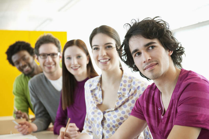 西方人,伙伴,朋友,商务人士,商务男性,商务女性,站,笑,微笑,露齿笑,横图,室内,白天,正面,衬衫,友谊,合作,团队,餐桌,桌子,欧洲,非洲,黑人,欧洲人,五个人,一排,握,套装,整齐,笔,图纸,墙,办公用品,设计图,许多人,拿,拿着,扭头,注视,墙壁,墙面,文具,排列,黄色,学习用品,观察,看,站着,转头,一群人,战略,握着,餐台,观看,文具用品,察看,队列,关注,商务装,工程图,草图,蓝图,工薪阶层,联合,合谋,配合,协作,男人,男性,年轻男性,年轻女性,女人,女性,白种人,非洲人,白领,上班族,设计,站立,半身,彩图,衬衣