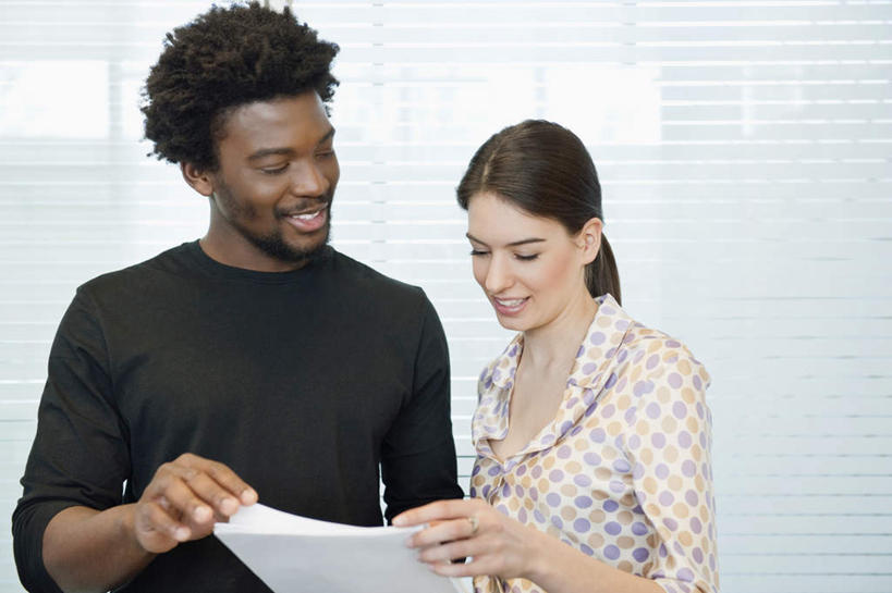 西方人,两个人,伙伴,朋友,商务人士,商务男性,商务女性,站,笑,微笑,横图,室内,白天,正面,衬衫,友谊,合作,团队,窗户,欧洲,非洲,黑人,欧洲人,握,套装,材料,档案,文件,纸,百叶窗,拿,拿着,注视,手稿,资料,低头,观察,看,站着,战略,握着,观看,证明,察看,关注,文档,商务装,工薪阶层,联合,合谋,配合,协作,男人,男性,年轻男性,年轻女性,女人,女性,白种人,非洲人,白领,上班族,站立,半身,彩图,衬衣