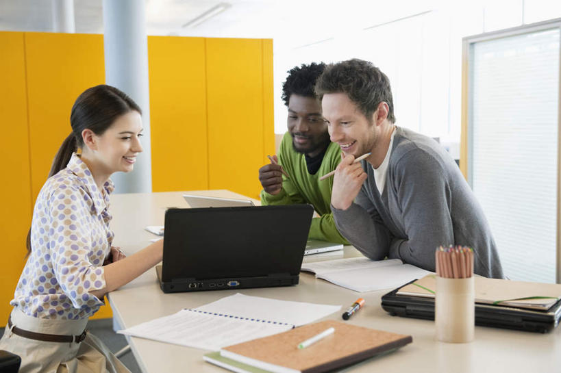 西方人,三个人,伙伴,朋友,商务人士,商务男性,商务女性,坐,笑,微笑,露齿笑,横图,室内,白天,侧面,衬衫,友谊,合作,团队,电脑,笔记本电脑,桌子,椅子,照明,欧洲,非洲,黑人,欧洲人,撑,套装,网络,材料,档案,文件,纸,办公桌,墙,灯光,托腮,注视,通讯设备,顶灯,墙壁,墙面,灯,黄色,会议椅,手稿,资料,灯具,观察,看,托,战略,观看,办公椅,证明,照亮,察看,无线,照明设备,关注,托下巴,文档,通信设备,商务装,无线网络,无线上网,便携式电脑,工薪阶层,联合,合谋,商务椅,培训椅,配合,协作,手提电脑,男人,男性,年轻男性,年轻女性,女人,女性,白种人,非洲人,白领,上班族,坐着,半身,彩图,衬衣