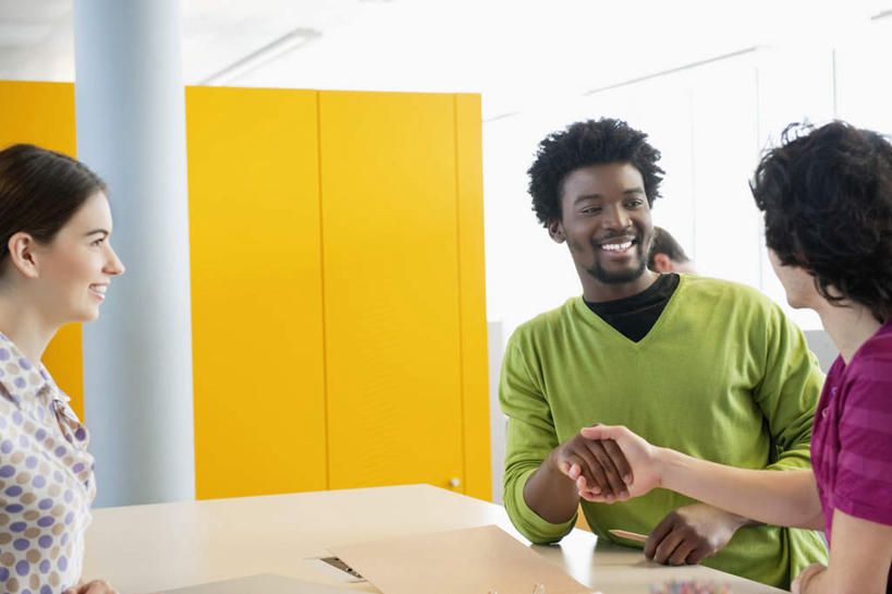 西方人,三个人,伙伴,朋友,商务人士,商务男性,商务女性,坐,握手,笑,微笑,露齿笑,横图,室内,白天,正面,衬衫,友谊,合作,团队,桌子,欧洲,非洲,黑人,欧洲人,套装,材料,档案,文件,纸,办公桌,墙,记事本,注视,墙壁,墙面,黄色,本子,笔记本,手稿,资料,观察,看,战略,观看,证明,察看,关注,文档,商务装,工薪阶层,联合,合谋,配合,协作,男人,男性,年轻男性,年轻女性,女人,女性,白种人,非洲人,白领,上班族,搀手,拉手,手拉手,手握手,坐着,半身,彩图,衬衣