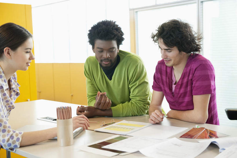 西方人,三个人,伙伴,朋友,商务人士,商务男性,商务女性,坐,笑,说,微笑,横图,室内,白天,正面,衬衫,讨论,友谊,合作,团队,窗户,桌子,笔筒,欧洲,非洲,黑人,欧洲人,套装,笔,材料,档案,文件,纸,办公桌,墙,办公用品,注视,玻璃窗,墙壁,墙面,文具,黄色,白色,容器,手稿,学习用品,资料,低头,观察,看,器皿,战略,观看,储藏,文具用品,证明,察看,储存,关注,文档,商务装,工薪阶层,联合,合谋,插笔器具,文房用具,交流,配合,协作,男人,男性,年轻男性,年轻女性,女人,女性,白种人,非洲人,白领,上班族,沟通,讲话,交谈,商讨,说话,谈话,坐着,半身,彩图,衬衣,贮存