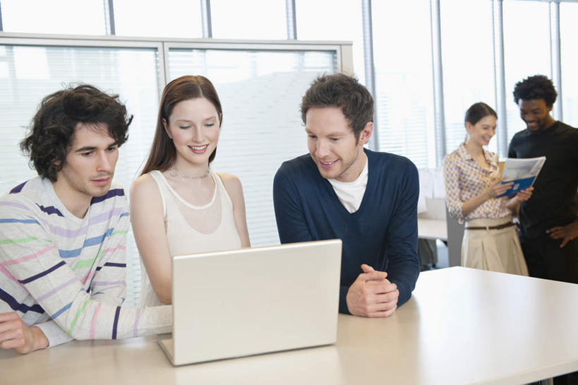 西方人,伙伴,朋友,商务人士,商务男性,商务女性,站,笑,微笑,露齿笑,横图,室内,白天,正面,衬衫,友谊,合作,团队,电脑,笔记本电脑,窗户,落地窗,桌子,欧洲,非洲,黑人,欧洲人,五个人,握,套装,网络,材料,档案,文件,纸,办公桌,许多人,拿,拿着,注视,通讯设备,手叉腰,玻璃窗,手稿,资料,叉腰,观察,看,站着,一群人,战略,握着,观看,证明,察看,无线,关注,文档,通信设备,商务装,无线网络,无线上网,便携式电脑,工薪阶层,联合,合谋,配合,协作,手提电脑,男人,男性,年轻男性,年轻女性,女人,女性,白种人,非洲人,白领,上班族,站立,半身,彩图,衬衣