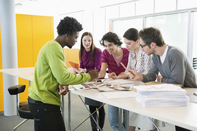 西方人,背部,伙伴,朋友,商务人士,商务男性,商务女性,站,笑,说,打电话,微笑,露齿笑,横图,室内,白天,正面,衬衫,讨论,友谊,合作,团队,桌子,电话,手机,欧洲,非洲,黑人,欧洲人,五个人,握,套装,笔,图纸,眼镜,办公桌,墙,办公用品,设计图,许多人,拿,拿着,注视,通讯设备,墙壁,墙面,文具,黄色,学习用品,低头,观察,看,站着,一群人,战略,握着,观看,文具用品,察看,关注,商务装,工程图,草图,近视眼镜,蓝图,工薪阶层,联合,合谋,交流,配合,协作,男人,男性,年轻男性,年轻女性,女人,女性,白种人,非洲人,白领,上班族,设计,沟通,讲话,交谈,商讨,说话,谈话,通话,站立,半身,彩图,衬衣