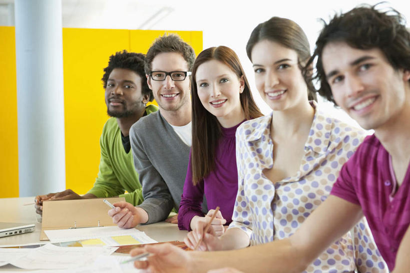 西方人,伙伴,朋友,商务人士,商务男性,商务女性,站,笑,微笑,露齿笑,横图,室内,白天,正面,衬衫,友谊,合作,团队,餐桌,桌子,欧洲,非洲,黑人,欧洲人,五个人,一排,握,套装,整齐,笔,图纸,墙,办公用品,设计图,许多人,拿,拿着,扭头,注视,墙壁,墙面,文具,排列,黄色,学习用品,观察,看,站着,转头,一群人,战略,握着,餐台,观看,文具用品,察看,队列,关注,商务装,工程图,草图,蓝图,工薪阶层,联合,合谋,配合,协作,男人,男性,年轻男性,年轻女性,女人,女性,白种人,非洲人,白领,上班族,设计,站立,半身,彩图,衬衣