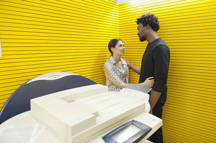 西方人,两个人,商务人士,商务男性,商务女性,站,抱,笑,微笑,露齿笑,横图,室内,白天,侧面,衬衫,爱情,打印机,欧洲,非洲,黑人,欧洲人,套装,墙,办公用品,浪漫,注视,墙壁,墙面,黄色,观察,看,靠,靠着,站着,温暖,温馨,恩爱,恋人,抱着,观看,办公设备,和睦,察看,搂着,关注,商务装,工薪阶层,输出设备,男人,男性,年轻男性,年轻女性,女人,女性,非洲人,情侣,白领,上班族,怀抱,搂,搂抱,相抱,拥抱,站立,半身,彩图,衬衣,伴侣,融洽,打印