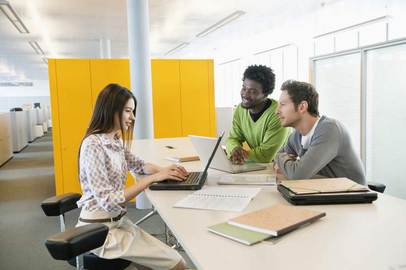 西方人,三个人,伙伴,朋友,商务人士,商务男性,商务女性,坐,笑,微笑,露齿笑,横图,室内,白天,侧面,衬衫,友谊,合作,团队,电脑,笔记本电脑,桌子,椅子,照明,欧洲,非洲,黑人,欧洲人,敲打,套装,网络,材料,档案,文件,纸,办公桌,墙,灯光,注视,输入,通讯设备,顶灯,墙壁,墙面,灯,黄色,会议椅,手稿,资料,灯具,打字,观察,看,战略,观看,点击,敲击,办公椅,证明,照亮,察看,无线,照明设备,关注,文档,通信设备,商务装,无线网络,无线上网,便携式电脑,工薪阶层,联合,合谋,商务椅,培训椅,配合,协作,按键,手提电脑,男人,男性,年轻男性,年轻女性,女人,女性,白种人,非洲人,白领,上班族,坐着,半身,彩图,衬衣