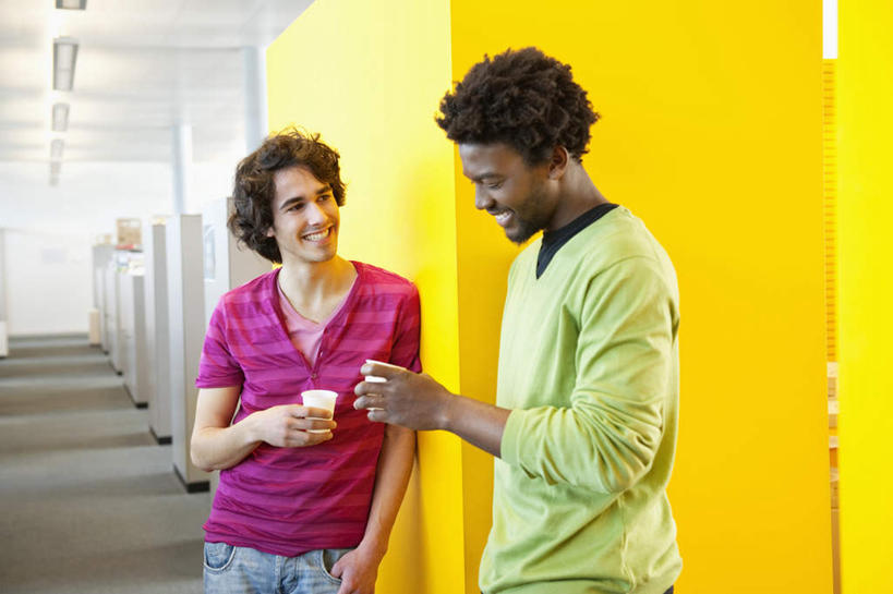 西方人,两个人,伙伴,朋友,商务人士,商务男性,站,笑,微笑,露齿笑,横图,室内,白天,正面,衬衫,友谊,合作,团队,杯子,欧洲,非洲,黑人,欧洲人,握,套装,墙,拿,拿着,注视,墙壁,墙面,黄色,纸制品,低头,观察,看,站着,战略,握着,观看,纸杯,察看,关注,一次性杯子,商务装,手插袋,单手插袋,工薪阶层,单手抄兜,单手放兜,联合,合谋,配合,协作,男人,男性,年轻男性,白种人,非洲人,白领,上班族,插兜,手插兜,手放口袋,站立,半身,彩图,衬衣,手抄兜