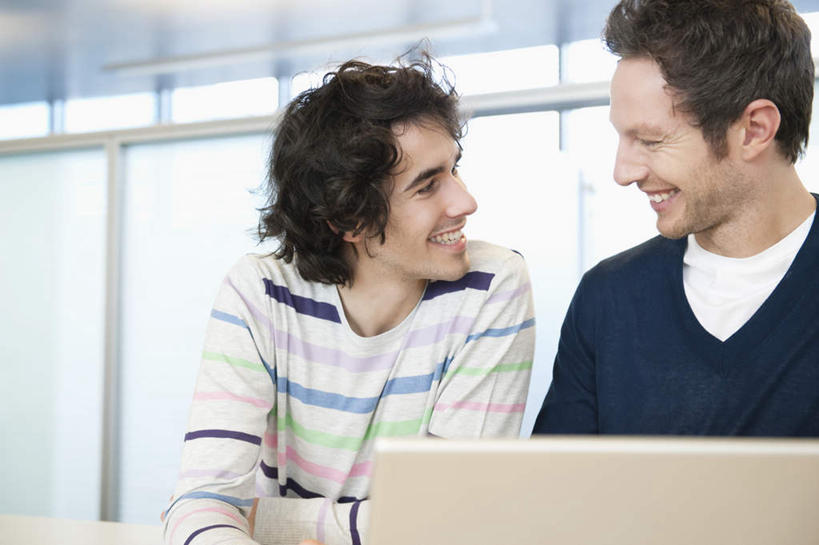 西方人,两个人,伙伴,朋友,商务人士,商务男性,站,笑,微笑,露齿笑,横图,室内,白天,正面,衬衫,友谊,合作,团队,电脑,笔记本电脑,窗户,落地窗,欧洲,欧洲人,套装,网络,扭头,注视,通讯设备,玻璃窗,相视,观察,看,站着,转头,面对面,战略,观看,对视,察看,无线,互视,关注,通信设备,相对,商务装,无线网络,无线上网,便携式电脑,工薪阶层,相看,联合,合谋,配合,协作,手提电脑,男人,男性,年轻男性,白种人,白领,上班族,站立,半身,彩图,衬衣