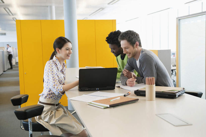 西方人,三个人,伙伴,朋友,商务人士,商务男性,商务女性,坐,笑,微笑,露齿笑,横图,室内,白天,侧面,衬衫,友谊,合作,团队,电脑,笔记本电脑,桌子,椅子,照明,欧洲,非洲,黑人,欧洲人,套装,网络,材料,档案,文件,纸,办公桌,墙,灯光,注视,通讯设备,顶灯,墙壁,墙面,灯,黄色,会议椅,手稿,资料,灯具,观察,看,战略,观看,办公椅,证明,照亮,察看,无线,照明设备,关注,文档,通信设备,商务装,无线网络,无线上网,便携式电脑,工薪阶层,联合,合谋,商务椅,培训椅,配合,协作,手提电脑,男人,男性,年轻男性,年轻女性,女人,女性,白种人,非洲人,白领,上班族,坐着,半身,彩图,衬衣