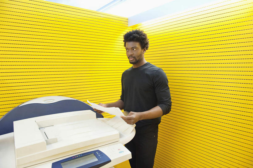 西方人,胡须,一个人,商务人士,商务男性,站,横图,室内,白天,正面,衬衫,打印机,欧洲,非洲,黑人,欧洲人,仅一个男性,仅一个人,握,套装,材料,档案,文件,纸,墙,办公用品,拿,拿着,注视,墙壁,墙面,仅一个年轻男性,黄色,手稿,资料,观察,看,站着,握着,观看,办公设备,证明,察看,关注,文档,商务装,工薪阶层,输出设备,男人,男性,年轻男性,非洲人,胡子,小胡子,白领,上班族,站立,半身,彩图,衬衣,打印