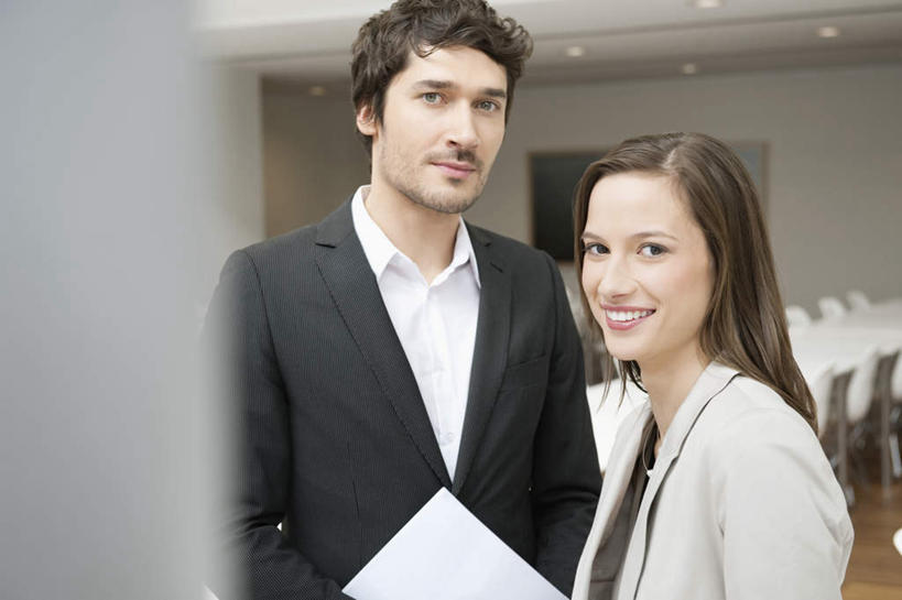 西方人,两个人,伙伴,朋友,商务人士,商务男性,商务女性,站,笑,微笑,露齿笑,横图,室内,白天,正面,衬衫,友谊,合作,团队,桌子,椅子,照明,欧洲,欧洲人,握,套装,材料,档案,文件,办公桌,木椅,墙,灯光,拿,拿着,扭头,注视,顶灯,墙壁,墙面,灯,白色,资料,灯具,观察,看,站着,转头,战略,握着,观看,照亮,察看,照明设备,关注,文档,商务装,工薪阶层,联合,合谋,配合,协作,男人,男性,年轻男性,年轻女性,女人,女性,白种人,白领,上班族,站立,半身,彩图,衬衣