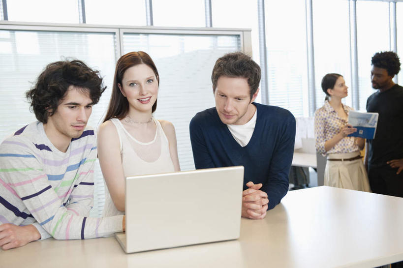 西方人,伙伴,朋友,商务人士,商务男性,商务女性,站,笑,微笑,露齿笑,横图,室内,白天,正面,衬衫,友谊,合作,团队,电脑,笔记本电脑,窗户,落地窗,桌子,欧洲,非洲,黑人,欧洲人,五个人,握,套装,网络,材料,档案,文件,纸,办公桌,许多人,拿,拿着,注视,通讯设备,手叉腰,玻璃窗,手稿,资料,叉腰,观察,看,站着,一群人,战略,握着,观看,证明,察看,无线,关注,文档,通信设备,商务装,无线网络,无线上网,便携式电脑,工薪阶层,联合,合谋,配合,协作,手提电脑,男人,男性,年轻男性,年轻女性,女人,女性,白种人,非洲人,白领,上班族,站立,半身,彩图,衬衣