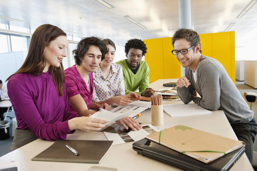 西方人,伙伴,朋友,商务人士,商务男性,商务女性,坐,笑,微笑,露齿笑,横图,室内,白天,正面,衬衫,友谊,合作,团队,窗户,桌子,笔筒,照明,欧洲,非洲,黑人,欧洲人,五个人,握,套装,笔,材料,档案,文件,眼镜,纸,办公桌,墙,灯光,办公用品,许多人,拿,拿着,扭头,注视,顶灯,玻璃窗,墙壁,墙面,灯,文具,黄色,白色,容器,手稿,学习用品,资料,灯具,观察,看,转头,一群人,器皿,战略,握着,观看,储藏,文具用品,证明,照亮,察看,照明设备,储存,关注,文档,商务装,近视眼镜,工薪阶层,联合,合谋,插笔器具,文房用具,配合,协作,男人,男性,年轻男性,年轻女性,女人,女性,白种人,非洲人,白领,上班族,坐着,半身,彩图,衬衣,贮存