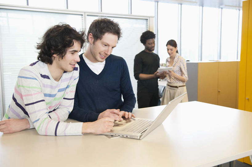 西方人,四个人,伙伴,朋友,商务人士,商务男性,商务女性,站,笑,微笑,露齿笑,横图,室内,白天,正面,衬衫,友谊,合作,团队,电脑,笔记本电脑,桌子,欧洲,非洲,黑人,欧洲人,敲打,握,套装,网络,办公桌,墙,拿,拿着,注视,输入,通讯设备,墙壁,墙面,黄色,白色,打字,观察,看,站着,战略,握着,观看,点击,一台,敲击,察看,无线,关注,通信设备,商务装,无线网络,无线上网,便携式电脑,工薪阶层,联合,合谋,配合,协作,按键,手提电脑,男人,男性,年轻男性,年轻女性,女人,女性,白种人,非洲人,白领,上班族,站立,半身,彩图,衬衣