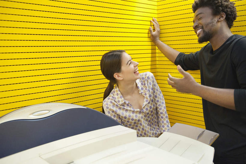 西方人,两个人,伙伴,朋友,商务人士,商务男性,商务女性,站,笑,微笑,露齿笑,横图,室内,白天,正面,衬衫,爱情,友谊,合作,团队,打印机,欧洲,非洲,黑人,欧洲人,撑,套装,墙,办公用品,浪漫,扭头,注视,墙壁,墙面,黄色,观察,看,站着,转头,温暖,温馨,恩爱,战略,恋人,观看,办公设备,和睦,察看,撑着,关注,商务装,工薪阶层,输出设备,联合,合谋,配合,协作,男人,男性,年轻男性,年轻女性,女人,女性,白种人,非洲人,情侣,白领,上班族,站立,半身,彩图,衬衣,伴侣,融洽,打印