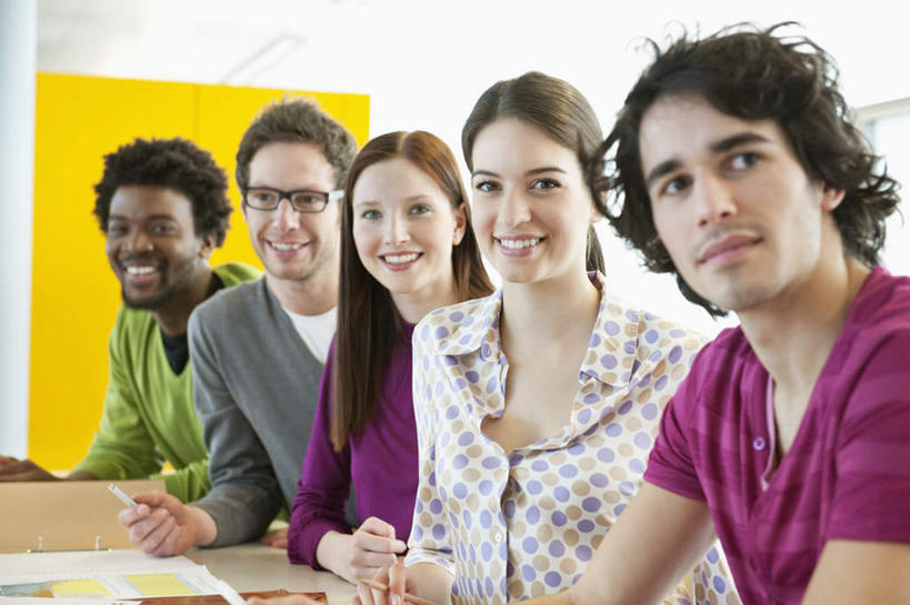 西方人,伙伴,朋友,商务人士,商务男性,商务女性,站,笑,微笑,露齿笑,横图,室内,白天,正面,衬衫,友谊,合作,团队,餐桌,桌子,欧洲,非洲,黑人,欧洲人,五个人,一排,握,套装,整齐,笔,图纸,墙,办公用品,设计图,许多人,拿,拿着,扭头,注视,墙壁,墙面,文具,排列,黄色,学习用品,观察,看,站着,转头,一群人,战略,握着,餐台,观看,文具用品,察看,队列,关注,商务装,工程图,草图,蓝图,工薪阶层,联合,合谋,配合,协作,男人,男性,年轻男性,年轻女性,女人,女性,白种人,非洲人,白领,上班族,设计,站立,半身,彩图,衬衣