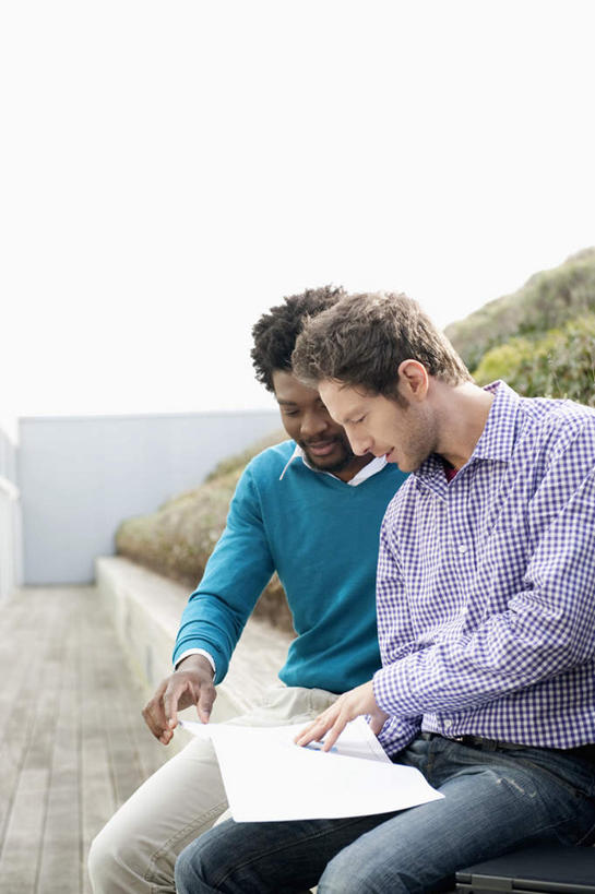 西方人,两个人,伙伴,朋友,坐,竖图,室外,白天,正面,友谊,树林,植物,书籍,欧洲,非洲,黑人,欧洲人,一本,握,指,服装,拿,拿着,注视,休闲装,方向,树,树木,衣服,绿色,天空,自然,天,低头,观察,看,手势,休闲,休闲服,握着,服饰,生长,晴朗,成长,观看,察看,指向,食指,关注,万里无云,友情,男人,男性,年轻男性,白种人,非洲人,书,图书,晴空,晴空万里,坐着,半身,彩图