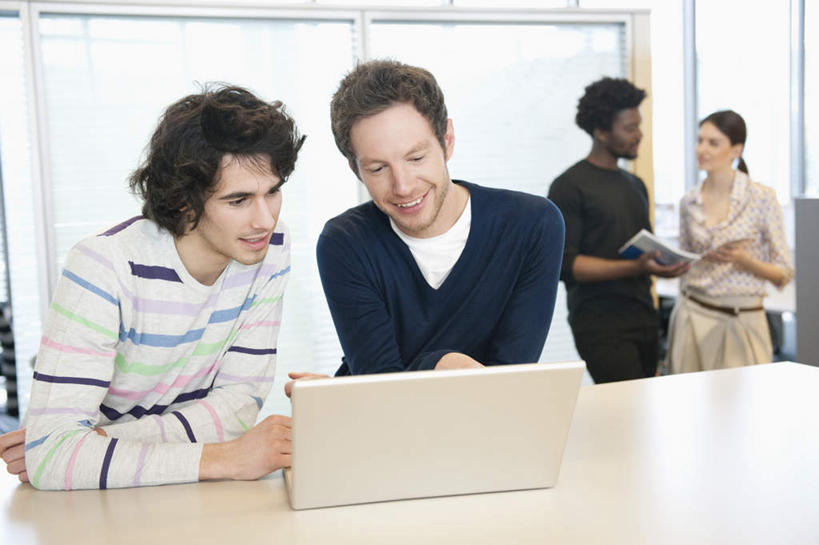 西方人,四个人,伙伴,朋友,商务人士,商务男性,商务女性,站,笑,微笑,露齿笑,横图,室内,白天,正面,衬衫,友谊,合作,团队,电脑,笔记本电脑,桌子,欧洲,非洲,黑人,欧洲人,敲打,握,套装,网络,办公桌,墙,拿,拿着,注视,输入,通讯设备,墙壁,墙面,黄色,白色,打字,观察,看,站着,战略,握着,观看,点击,一台,敲击,察看,无线,关注,通信设备,商务装,无线网络,无线上网,便携式电脑,工薪阶层,联合,合谋,配合,协作,按键,手提电脑,男人,男性,年轻男性,年轻女性,女人,女性,白种人,非洲人,白领,上班族,站立,半身,彩图,衬衣