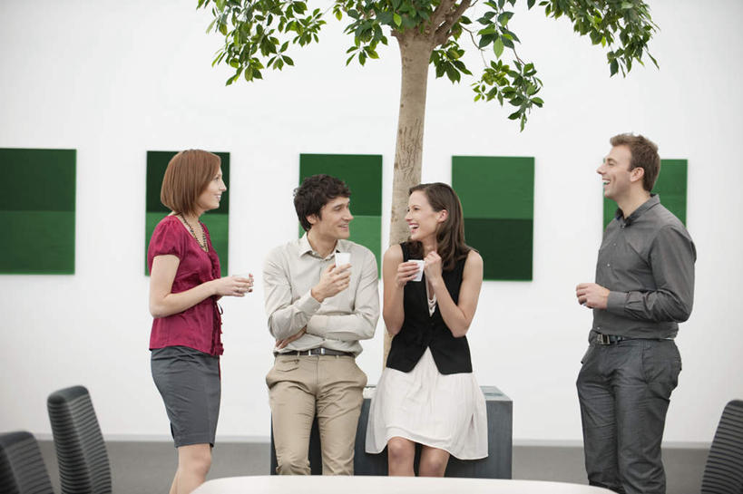 西方人,四个人,伙伴,朋友,商务人士,商务男性,商务女性,站,坐,笑,微笑,露齿笑,横图,室内,白天,正面,衬衫,友谊,合作,团队,植物,窗户,杯子,欧洲,欧洲人,握,套装,墙,拿,拿着,扭头,注视,玻璃窗,墙壁,墙面,树,树木,绿色,白色,自然,纸制品,观察,看,站着,转头,战略,握着,生长,成长,观看,纸杯,察看,关注,一次性杯子,商务装,工薪阶层,联合,合谋,配合,协作,男人,男性,年轻男性,年轻女性,女人,女性,白种人,白领,上班族,站立,坐着,半身,彩图,衬衣