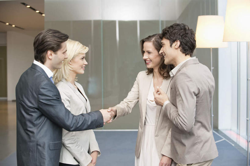 西方人,四个人,同事,商务人士,商务男性,商务女性,站,握手,笑,微笑,露齿笑,横图,室内,白天,侧面,衬衫,成功,合作,团队,集体,信心,窗户,落地窗,照明,欧洲,欧洲人,套装,灯光,注视,队伍,玻璃窗,灯,灯具,落地灯,观察,看,站着,观看,照亮,察看,领导,照明设备,成就,关注,商务装,合伙,领袖,工薪阶层,男人,男性,年轻男性,年轻女性,女人,女性,白种人,白领,上班族,搀手,拉手,手拉手,手握手,站立,半身,彩图,衬衣