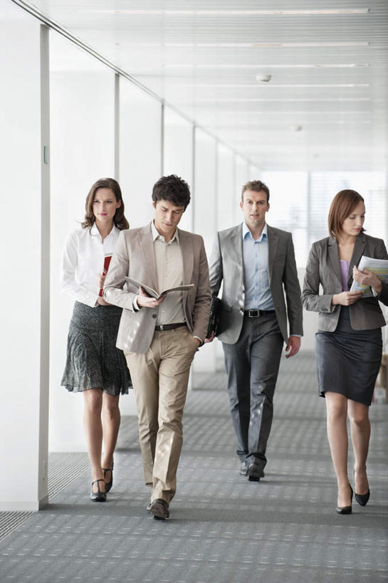 西方人,四个人,伙伴,朋友,商务人士,商务男性,商务女性,走,竖图,室内,白天,正面,衬衫,友谊,合作,团队,窗户,落地窗,欧洲,欧洲人,握,套装,材料,档案,文件,纸,墙,走道,走廊,过道,拿,拿着,注视,玻璃窗,墙壁,墙面,白色,手稿,资料,低头,观察,看,战略,握着,观看,证明,察看,关注,文档,商务装,手插袋,单手插袋,工薪阶层,单手抄兜,单手放兜,联合,合谋,配合,协作,男人,男性,年轻男性,年轻女性,女人,女性,白种人,白领,上班族,步行,插兜,散步,手插兜,手放口袋,走路,彩图,全身,衬衣,手抄兜