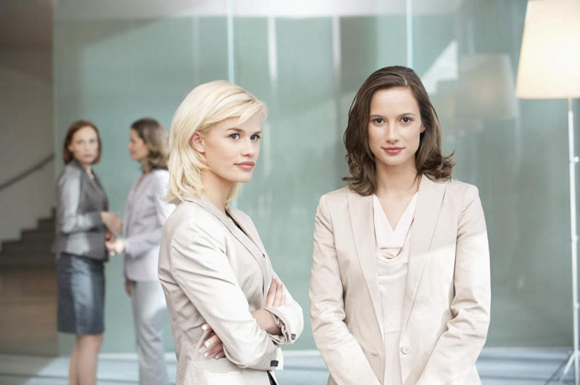 西方人,四个人,伙伴,朋友,商务人士,商务女性,栏杆,站,笑,说,双手交叉,微笑,露齿笑,横图,室内,白天,正面,讨论,友谊,合作,团队,窗户,楼梯,落地窗,照明,欧洲,欧洲人,套装,扶手,阶梯,灯光,扭头,注视,护栏,玻璃窗,台阶,灯,灯具,落地灯,观察,看,站着,转头,战略,观看,照亮,察看,双手抱胸,照明设备,关注,商务装,工薪阶层,联合,合谋,交流,配合,协作,年轻女性,女人,女性,白种人,白领,上班族,沟通,讲话,交谈,商讨,说话,谈话,站立,半身,彩图