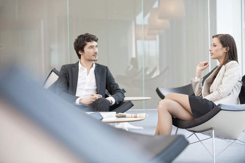 西方人,两个人,伙伴,朋友,商务人士,商务男性,商务女性,坐,横图,室内,白天,正面,衬衫,友谊,合作,团队,餐桌,窗户,落地窗,桌子,椅子,欧洲,欧洲人,撑,套装,塑料,二郎腿,托腮,注视,玻璃窗,塑料制品,观察,看,托,战略,餐台,观看,察看,关注,托下巴,商务装,工薪阶层,联合,合谋,配合,协作,男人,男性,年轻男性,年轻女性,女人,女性,白种人,白领,上班族,坐着,半身,彩图,衬衣