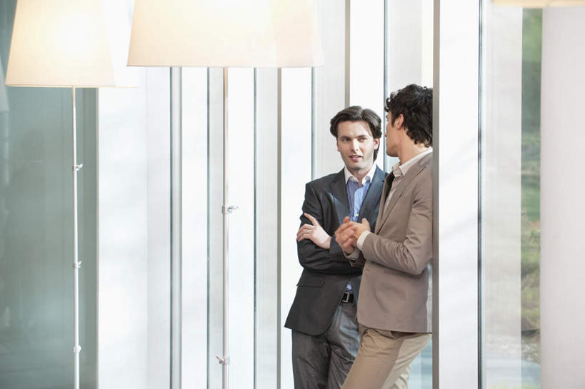 西方人,两个人,伙伴,朋友,商务人士,商务男性,说,双手交叉,横图,室内,白天,正面,衬衫,讨论,友谊,合作,团队,窗户,落地窗,照明,欧洲,欧洲人,套装,走道,走廊,过道,灯光,扭头,注视,玻璃窗,灯,灯具,落地灯,观察,看,靠,靠着,转头,战略,观看,照亮,察看,双手抱胸,照明设备,关注,商务装,工薪阶层,联合,合谋,交流,配合,协作,男人,男性,年轻男性,白种人,白领,上班族,沟通,讲话,交谈,商讨,说话,谈话,半身,彩图,衬衣