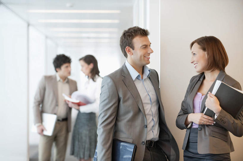 西方人,四个人,伙伴,朋友,商务人士,商务男性,商务女性,站,笑,微笑,露齿笑,横图,室内,白天,正面,衬衫,友谊,合作,团队,电脑,显示器,鼠标,键盘,欧洲,欧洲人,握,套装,网络,材料,档案,文件,纸,墙,走道,走廊,过道,拿,拿着,扭头,注视,输入设备,通讯设备,墙壁,墙面,白色,手稿,资料,观察,看,站着,转头,台式电脑,战略,握着,观看,证明,察看,关注,文档,通信设备,商务装,工薪阶层,输出设备,联合,合谋,配合,协作,男人,男性,年轻男性,年轻女性,女人,女性,白种人,白领,上班族,站立,半身,彩图,衬衣