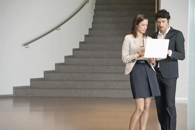 西方人,两个人,伙伴,朋友,商务人士,商务男性,商务女性,栏杆,站,捧,横图,室内,白天,正面,衬衫,友谊,合作,团队,电脑,笔记本电脑,地板,楼梯,欧洲,欧洲人,套装,网络,扶手,阶梯,墙,地面,注视,通讯设备,护栏,木地板,墙壁,墙面,台阶,白色,观察,看,站着,战略,观看,察看,无线,关注,通信设备,商务装,无线网络,无线上网,便携式电脑,工薪阶层,联合,合谋,配合,协作,手提电脑,男人,男性,年轻男性,年轻女性,女人,女性,白种人,白领,上班族,端,端着,捧着,手捧,站立,半身,彩图,衬衣