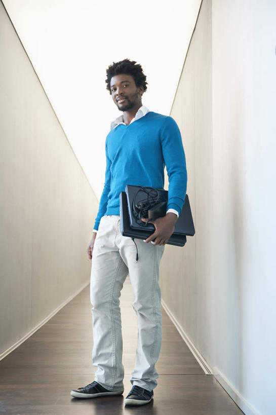 西方人,一个人,商务人士,商务男性,站,笑,微笑,竖图,室内,白天,仰视,衬衫,地板,欧洲,非洲,黑人,欧洲人,仅一个男性,仅一个人,握,套装,包,公文包,墙,走道,走廊,过道,地面,拿,拿着,注视,木地板,墙壁,墙面,仅一个年轻男性,白色,观察,看,站着,握着,公事包,观看,察看,关注,商务装,工薪阶层,男人,男性,年轻男性,非洲人,白领,上班族,站立,彩图,低角度拍摄,全身,衬衣