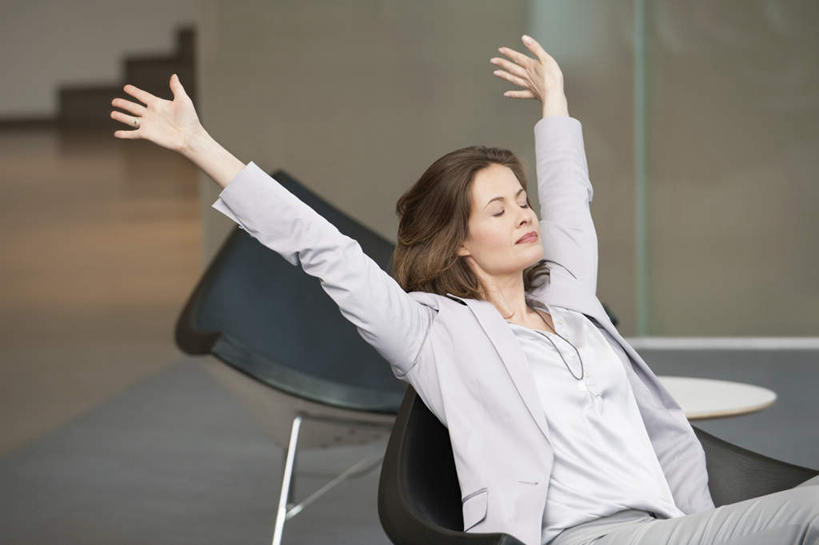 西方人,一个人,商务人士,商务女性,坐,举,闭眼,横图,室内,白天,正面,餐桌,窗户,落地窗,桌子,椅子,欧洲,欧洲人,仅一个女性,仅一个人,套装,塑料,玻璃窗,塑料制品,托,仅一个中年女性,餐台,商务装,工薪阶层,女人,女性,中年女性,白种人,白领,上班族,闭眼睛,闭着眼,闭着眼睛,举起,举手,举着,向上举,向上伸,向上托,坐着,半身,彩图