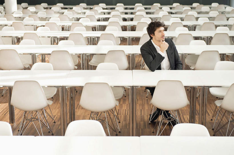 西方人,一个人,商务人士,商务男性,坐,横图,俯视,室内,白天,衬衫,餐桌,桌子,椅子,欧洲,欧洲人,仅一个男性,仅一个人,许多,撑,套装,塑料,扭头,托腮,注视,排列,仅一个年轻男性,白色,塑料制品,观察,看,托,转头,餐台,观看,察看,关注,托下巴,商务装,工薪阶层,摆列,男人,男性,年轻男性,白种人,白领,上班族,坐着,彩图,高角度拍摄,全身,衬衣,布列,分列