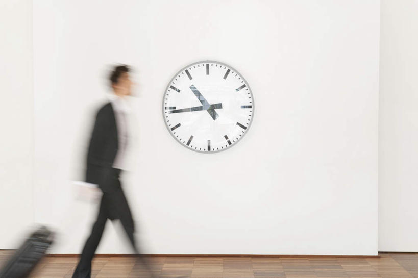 西方人,一个人,商务人士,商务男性,走,横图,室内,白天,侧面,衬衫,地板,欧洲,欧洲人,仅一个男性,仅一个人,套装,时间,时钟,墙,地面,计时,注视,木地板,墙壁,墙面,仅一个年轻男性,一个,白色,挂钟,钟表,观察,看,表,单个,观看,察看,双手插袋,关注,商务装,手插袋,工薪阶层,双手抄兜,双手放兜,男人,男性,年轻男性,白种人,白领,上班族,钟,步行,插兜,两手抄兜,两手放兜,散步,手插兜,手放口袋,走路,半身,彩图,衬衣,手抄兜