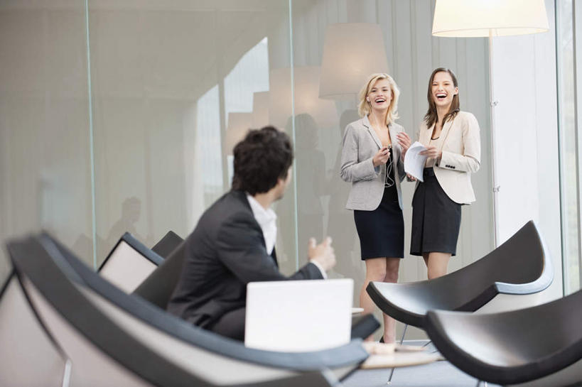 西方人,三个人,伙伴,朋友,商务人士,商务男性,商务女性,站,坐,笑,微笑,露齿笑,横图,室内,白天,正面,衬衫,友谊,合作,团队,电脑,笔记本电脑,餐桌,窗户,落地窗,桌子,杯子,椅子,欧洲,欧洲人,握,套装,网络,瓷器,塑料,咖啡杯,陶瓷制品,拿,拿着,扭头,注视,通讯设备,玻璃窗,塑料制品,观察,看,站着,转头,战略,握着,餐台,观看,察看,无线,关注,瓷杯,通信设备,商务装,无线网络,无线上网,便携式电脑,工薪阶层,联合,合谋,配合,协作,手提电脑,男人,男性,年轻男性,年轻女性,女人,女性,白种人,白领,上班族,站立,坐着,半身,彩图,衬衣